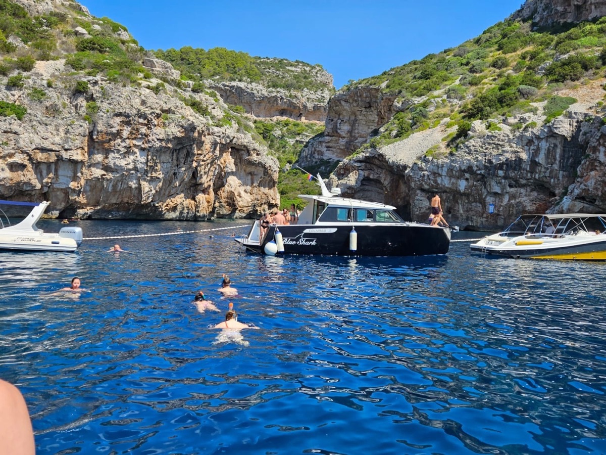 Colnago 35 Closed cabin boat for all-weather private tours, Nini Tours