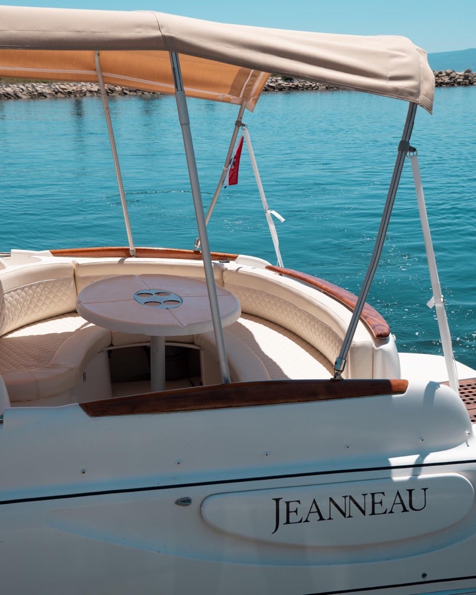 Jeanneau Leader 805 private boat for island tours near Split, Croatia