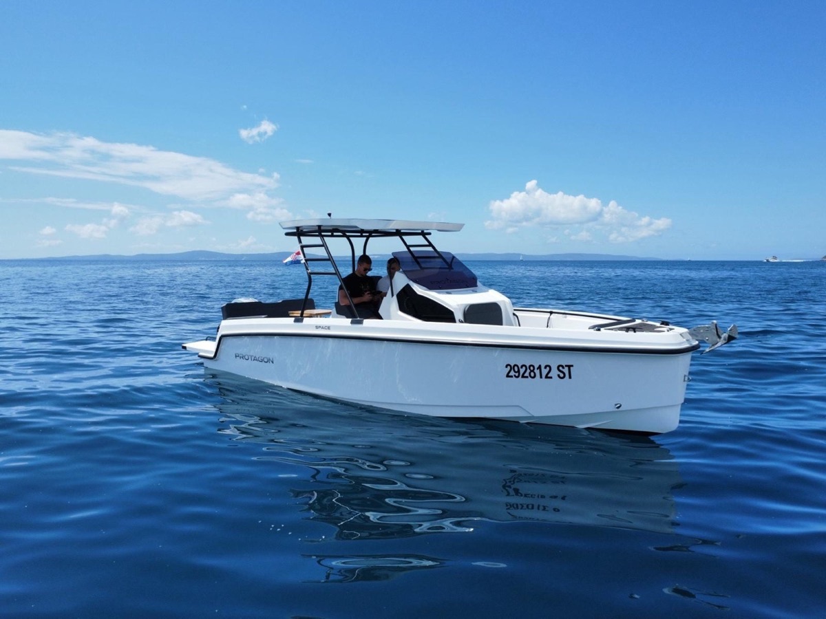 Protagon 25 open speedboat for private Adriatic day tours from Split